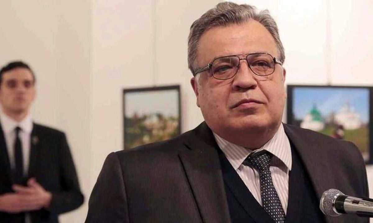 سفیر روسیه در آنکارا و قاتلش دقایقی قبل از ترور +عکس