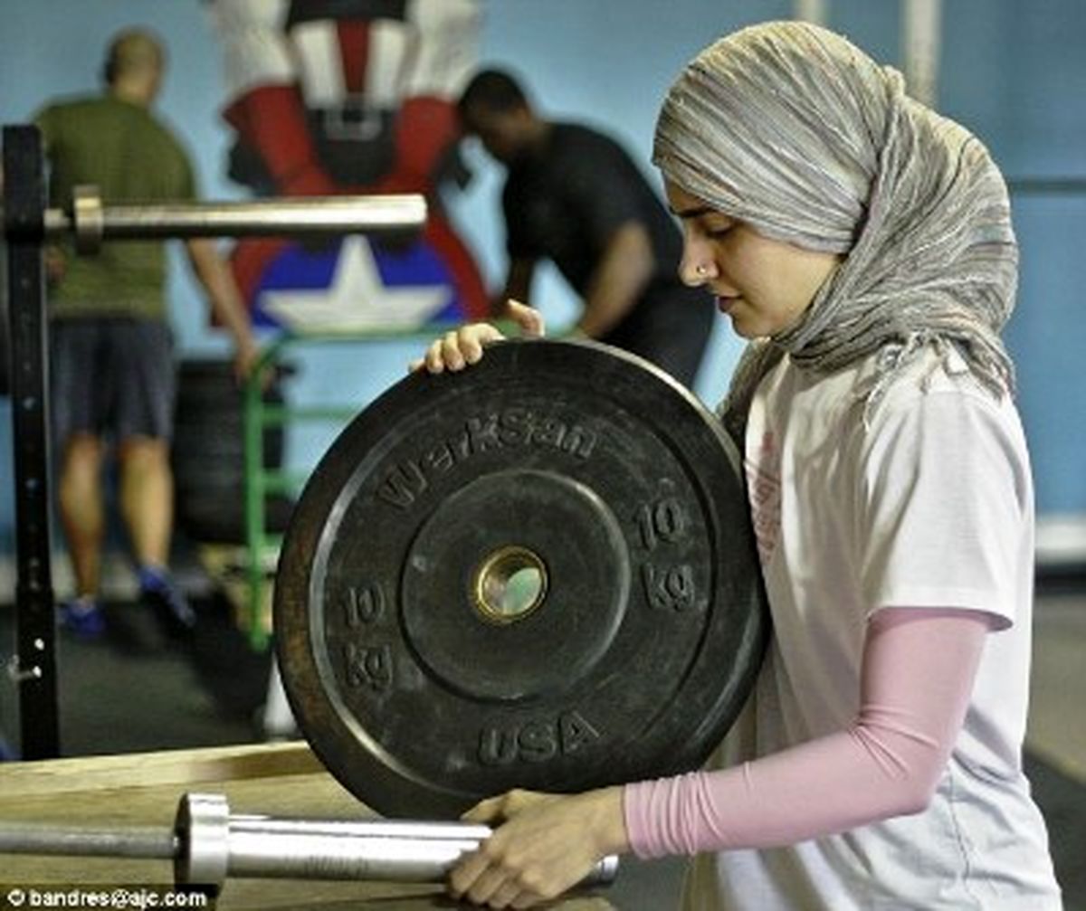 منع زن مسلمان از شرکت در مسابقات وزنهبرداری +عکس