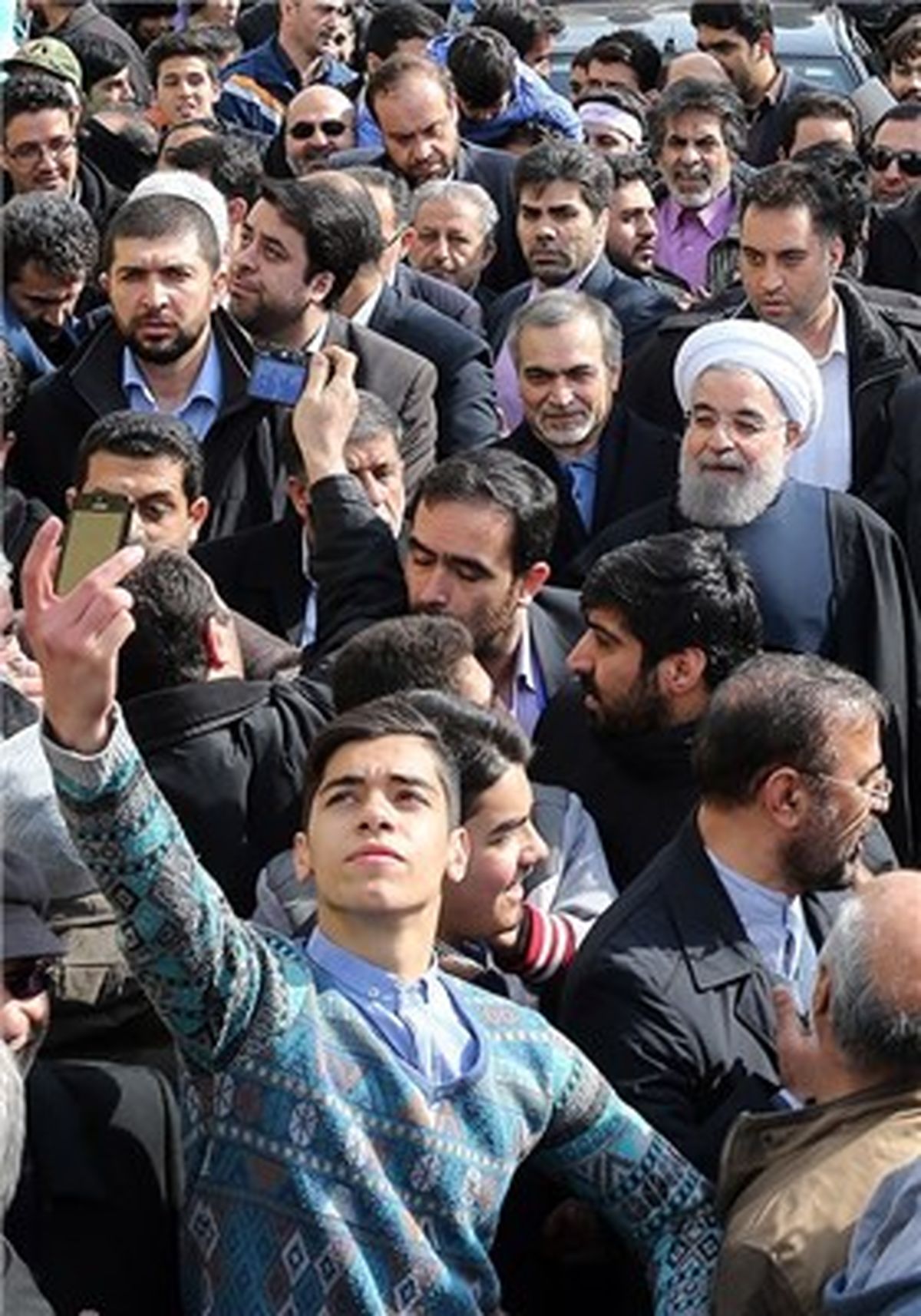 عکس:سلفی با رئیس جمهور در راهپیمایی!