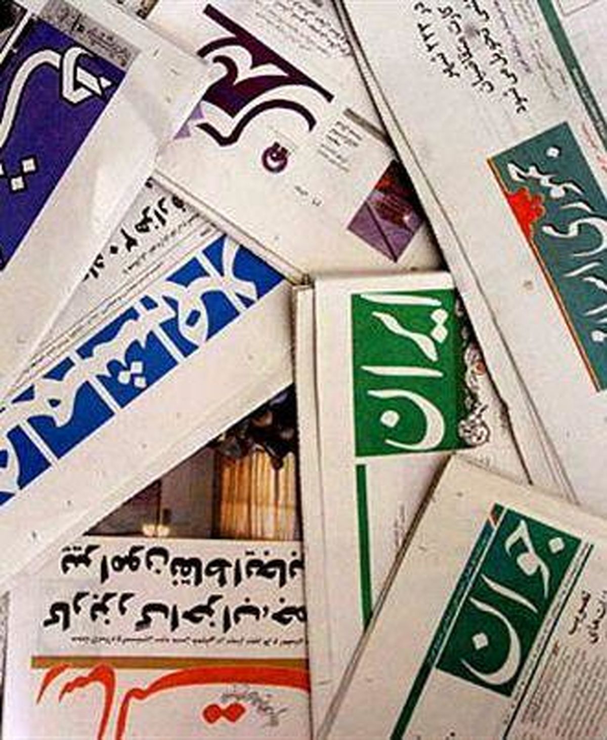 افزایش 5/2برابری سقوط ایرانیان به زیر «خط‌فقر»/توضیح يك نماينده درباره مصاحبه با «من و تو»/دستور دولت برای فروش زمين 70 هزار متری در تهران/آقازاده ها برای سربازی به مرز بروند