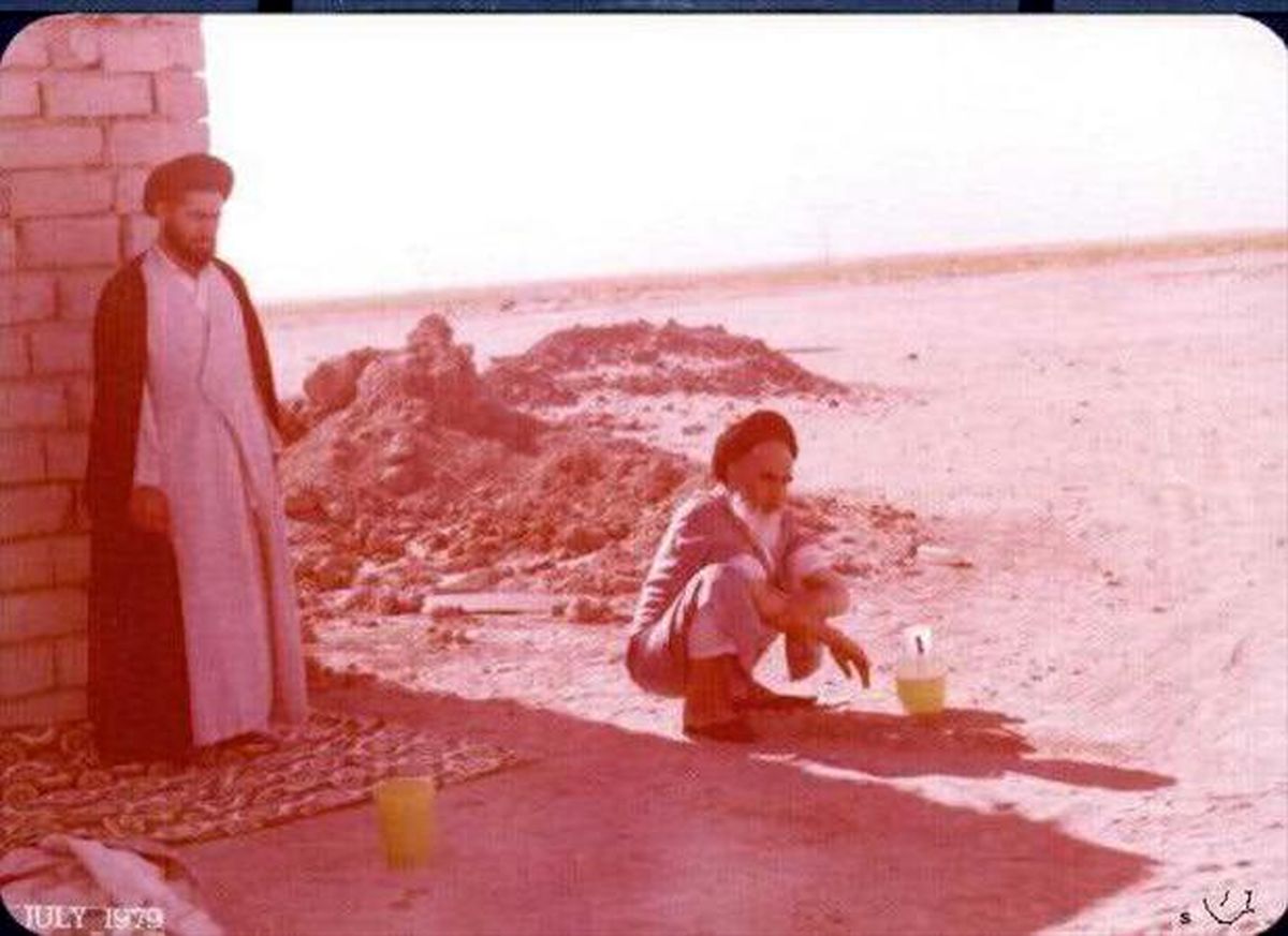 عکس/ وضو گرفتن امام خمینی(ره) در بیابان