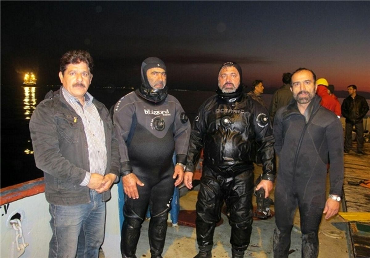 تیم غواصی در جست‎وجوی قربانیان سقوط بالگرد +عکس