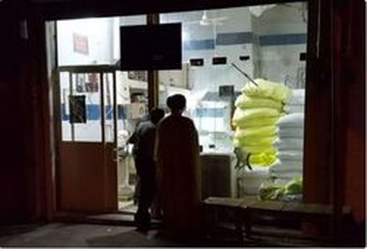 امام جمعه مردمی در صف نانوایی +عکس