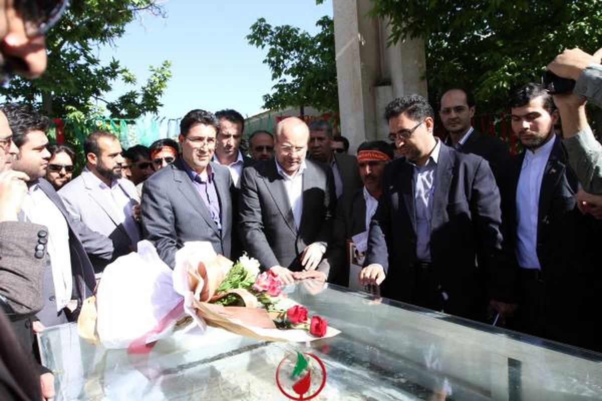 تحصیل رایگان خانواده‌های مستضعف/ ارتقای بیمه‌ روستایی/ نصف شدن سهم مردم از هزینه‌ درمان