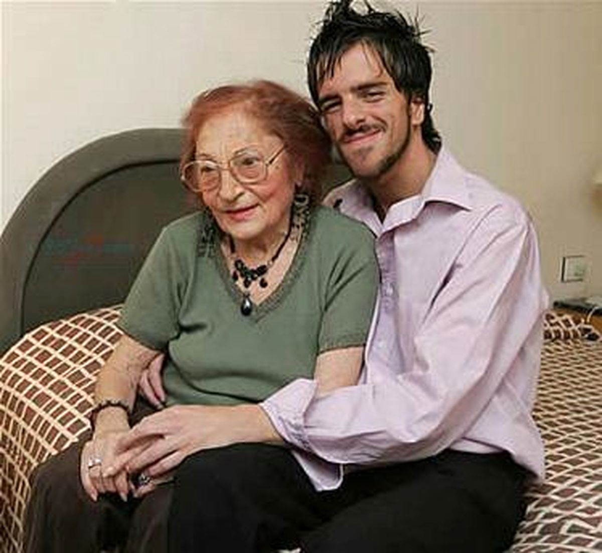 ازدواج پسر 24 ساله با زن 82 ساله +عكس