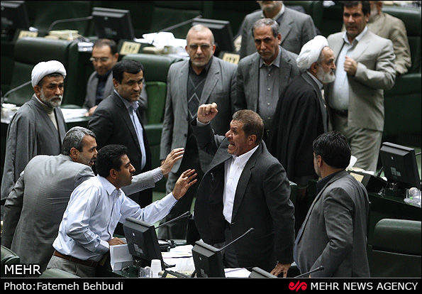 تصاویر/ اعتراض نمایندگان به احمدی نژاد