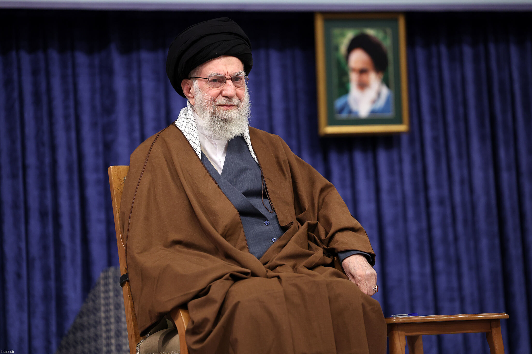 رهبر انقلاب: ادعای رئیس جمهور آمریکا مبنی بر طرفداری از ملت ایران، دروغ است