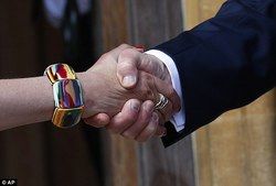 عکس: حرکت عجیب ترامپ در دیدار با ترزا می