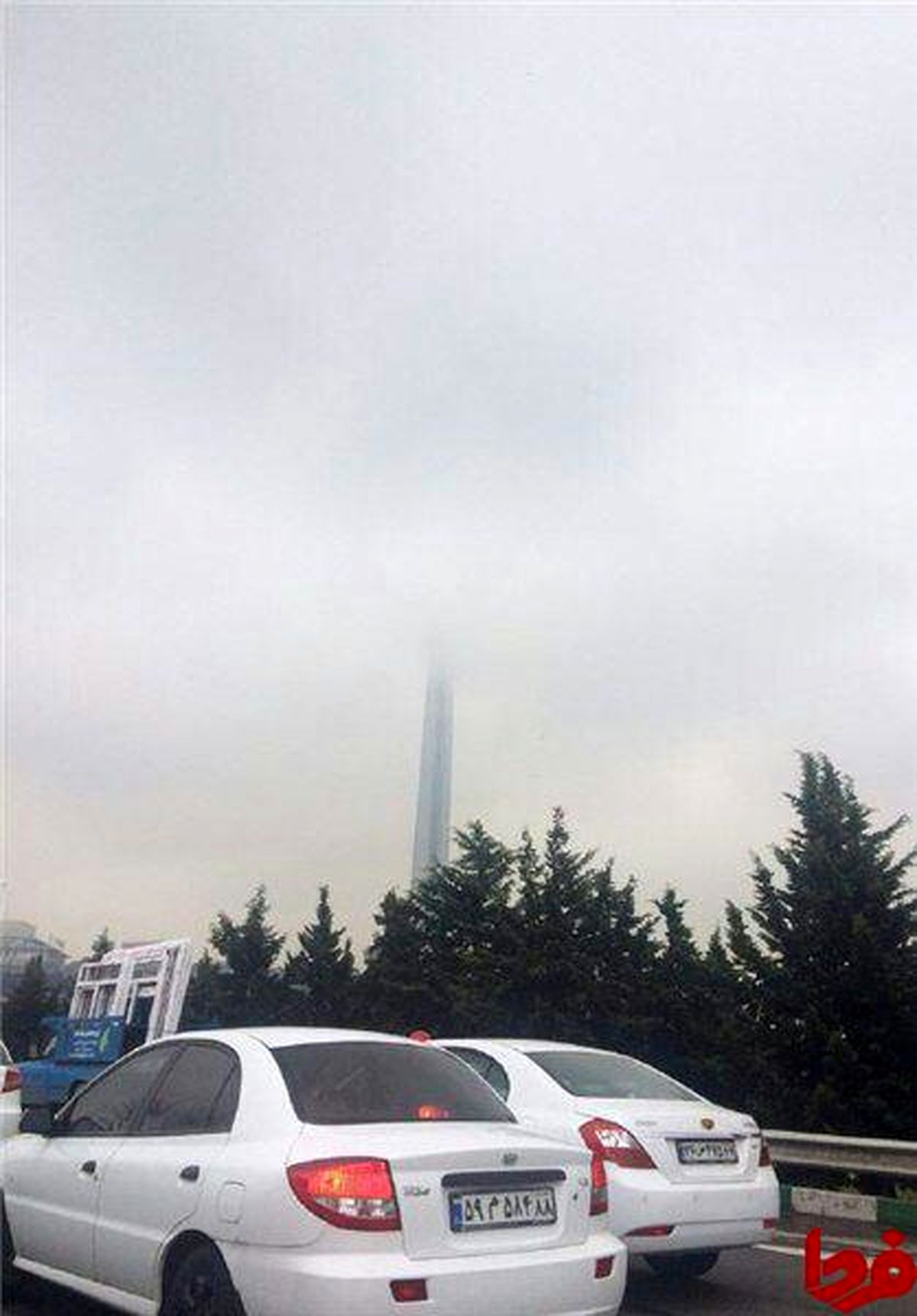 عکس: وارونگی هوا برج میلاد را نصف کرد