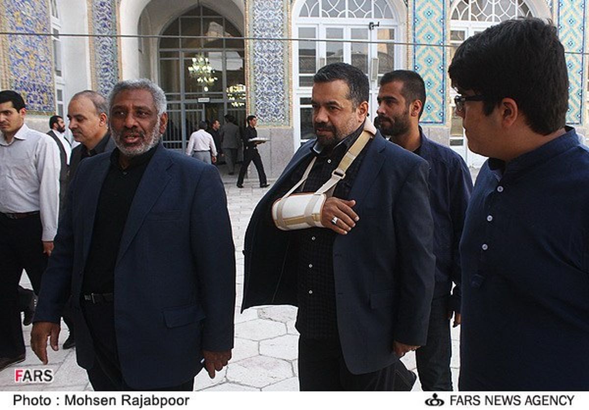 عکس/حاج محمود با دست شکسته