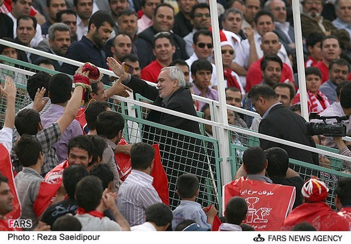 فتح‌الله‌زاده در جمع هواداران پرسپولیس/عکس