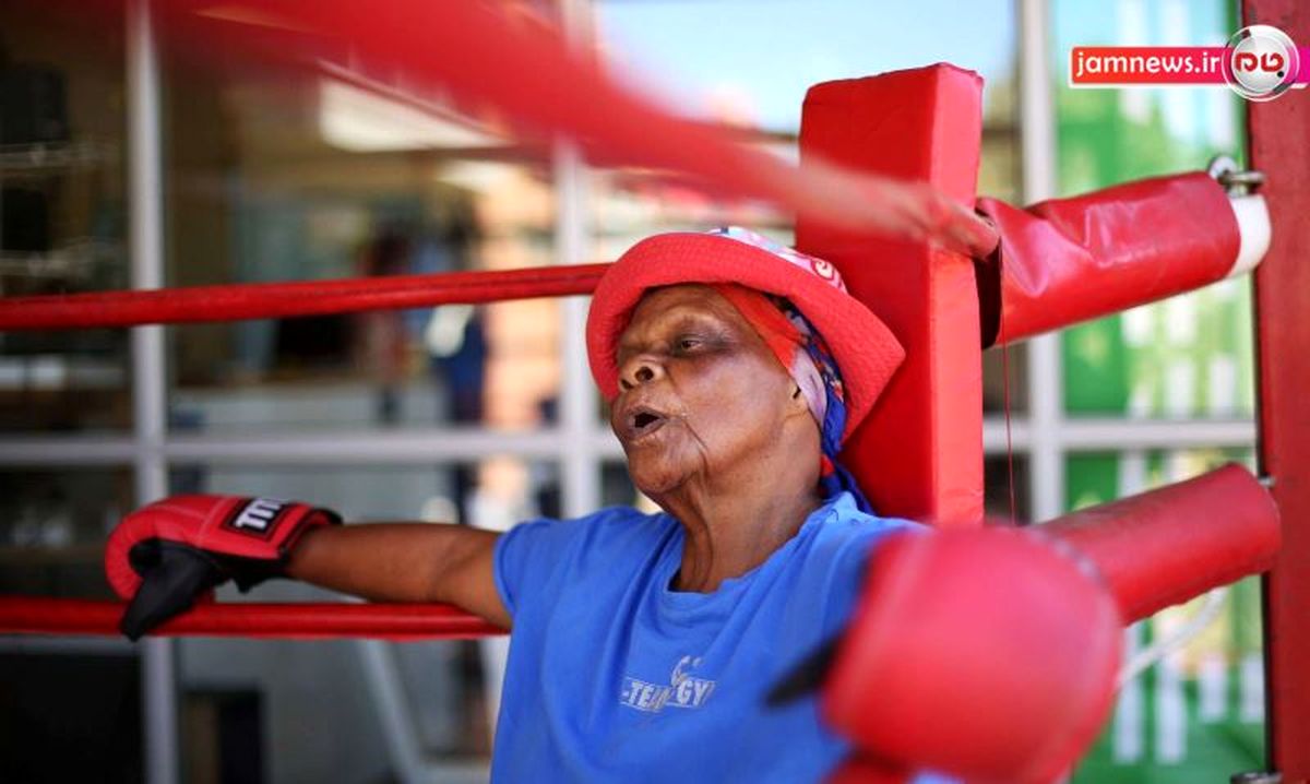 عکس: پیرزن ۷۹ ساله در باشگاه مشتزنی!