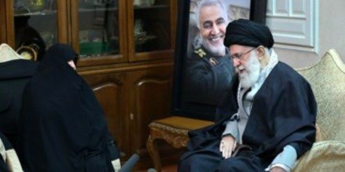 فیلم: لحظات دیده نشده‌ای از گفت‌وگوی رهبر انقلاب با خانواده شهید سلیمانی