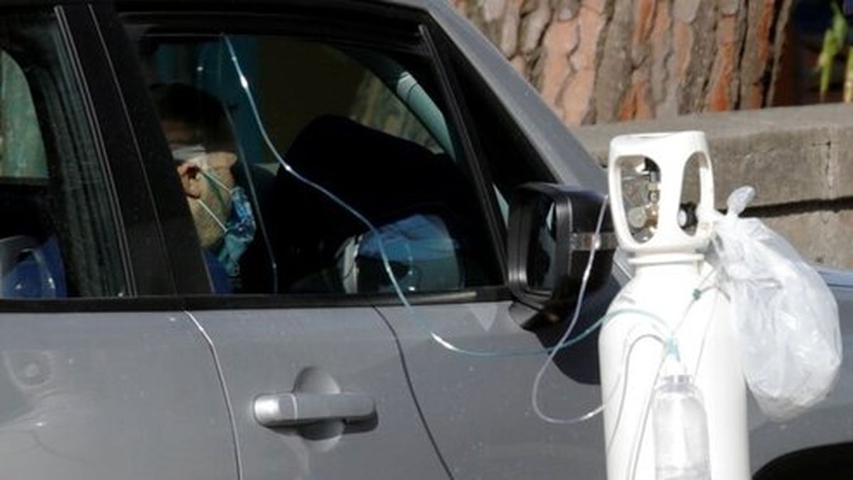 صف انتظار خودرویی بیماران کرونایی +عکس