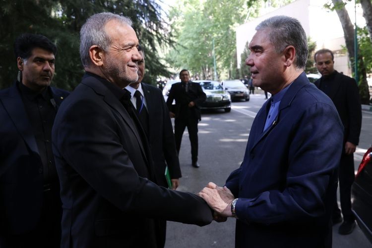 ادای احترام رهبر ملی مردم ترکمنستان به پیکر رهبر شهید انقلاب