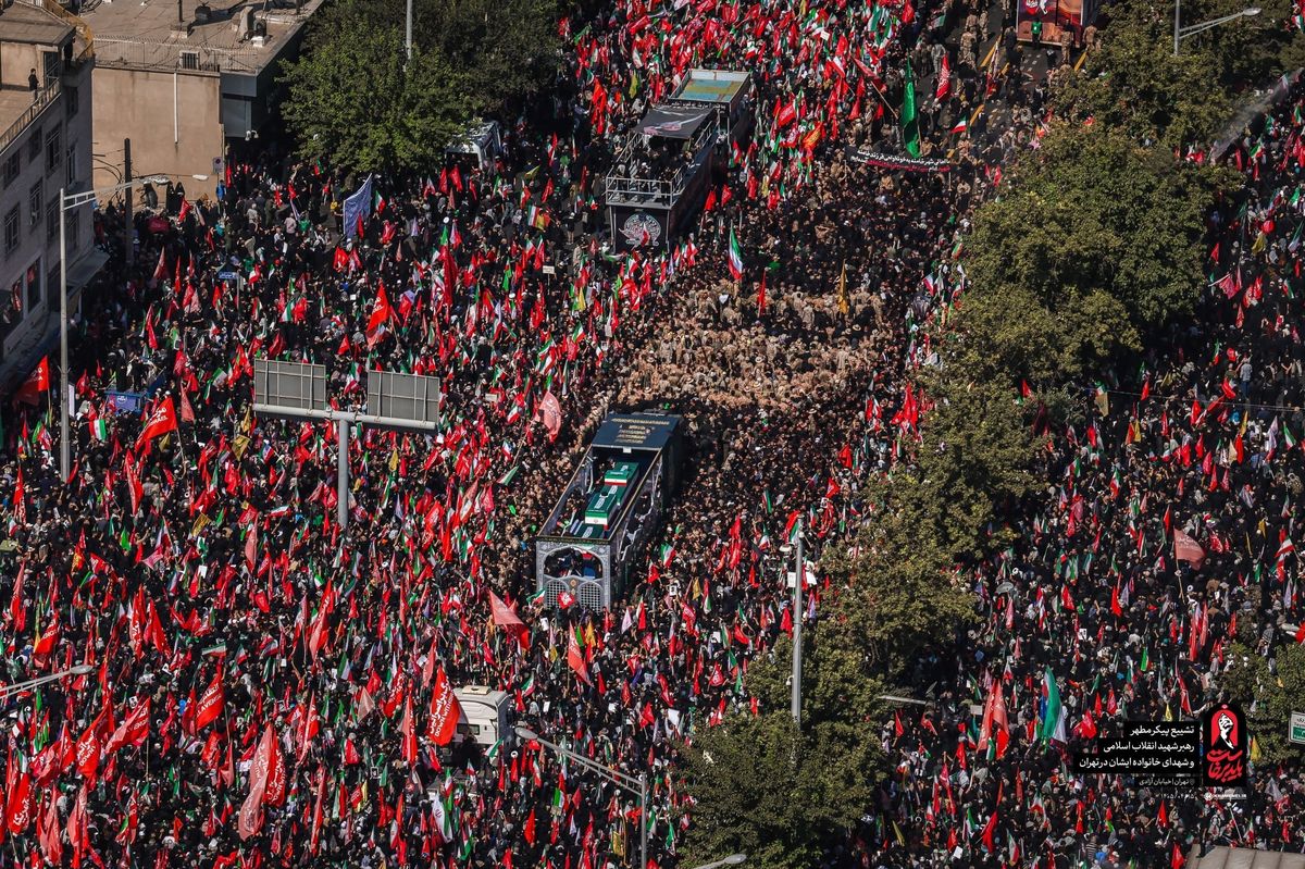 حضور رئیس جمهور در مراسم استقبال از پیکر شهدا در عراق 