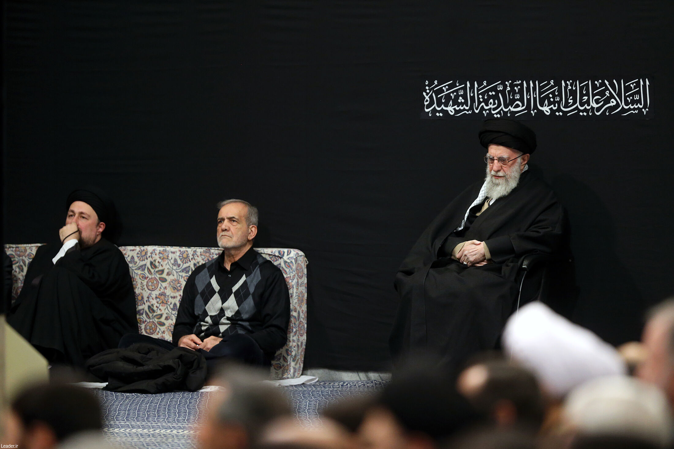 درخواست یکی از عزاداران لبنانی برای گرفتن چفیه رهبر انقلاب