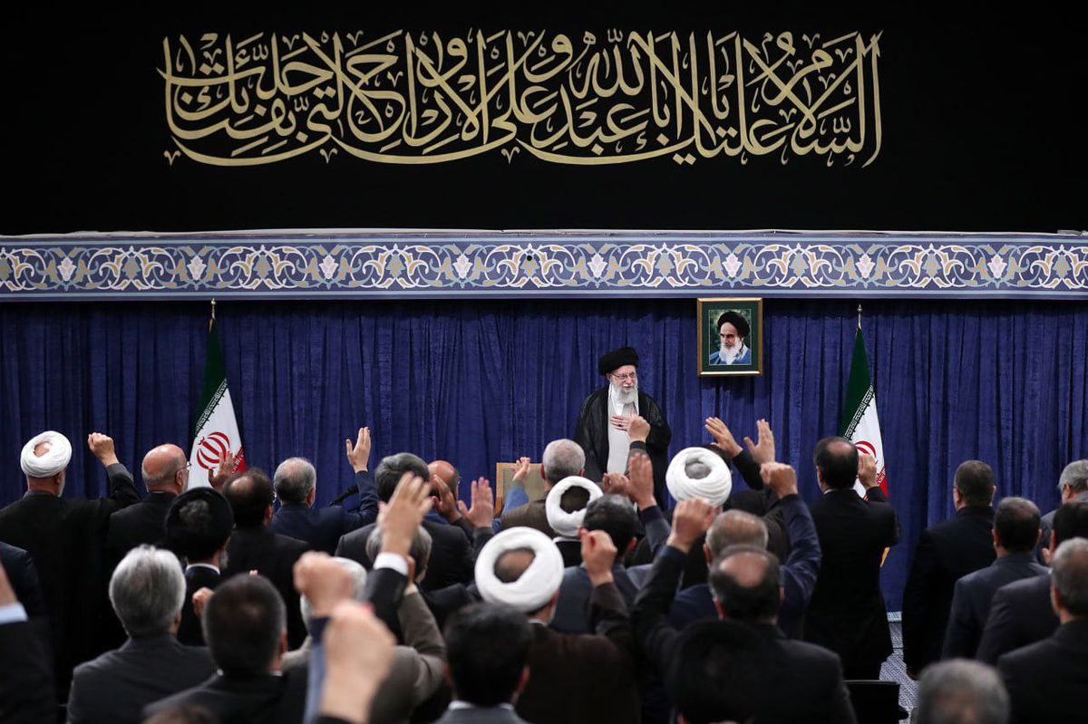 رهبر انقلاب : رفع مغالطه‌ها، وفاداری به نظام با زبان، شور و هیجانی عمومی در این شرایط لازم است