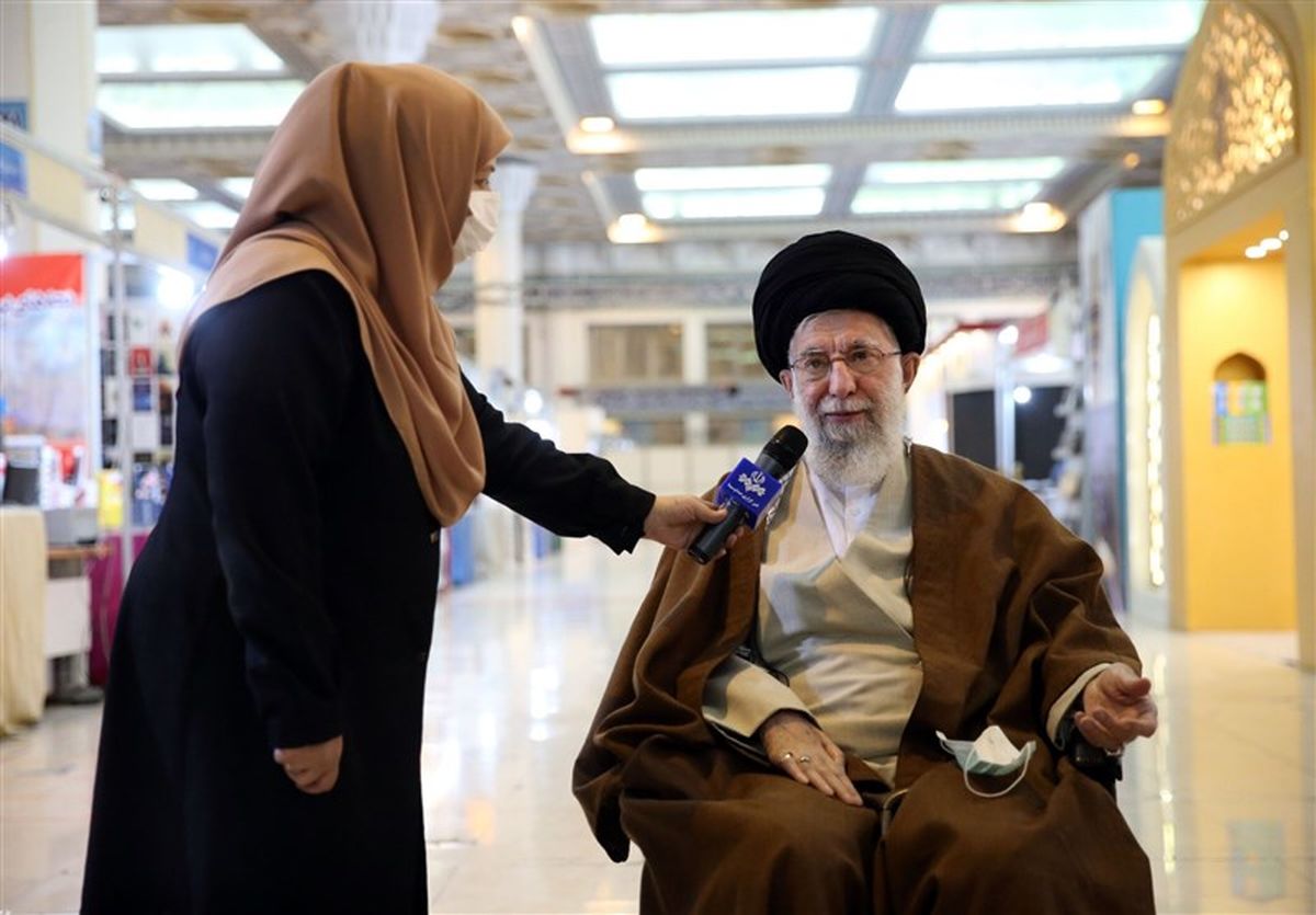 گفتگوی رهبر انقلاب در نمایشگاه کتاب: آن‌چه در نمایشگاه امسال دیدم، خرسندکننده بود