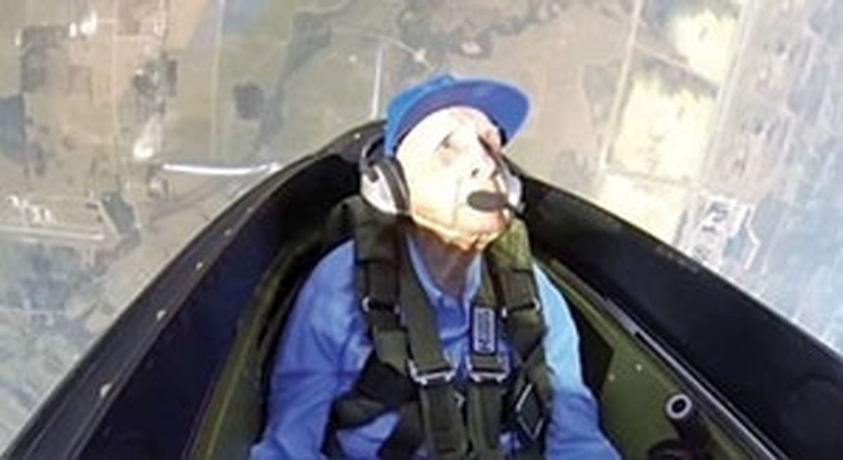 خلبان ۹۶ ساله، هوس راندن جت جنگی کرد +عکس