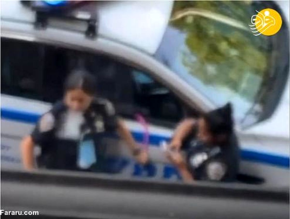 قلیان کشیدن دو پلیس زن خبرساز شد! +عکس و فیلم