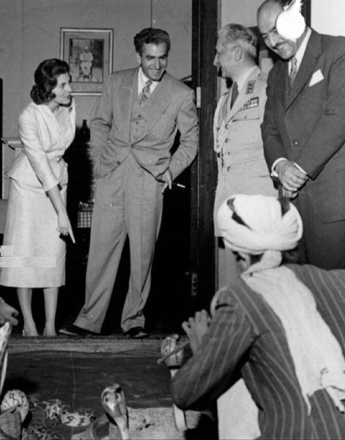 عکس: محمدرضا پهلوی و ثریا در نمایشی از مارگیرها