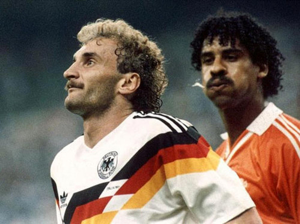 جنجالی‌ترین صحنه در تاریخ فوتبال!/ عکس