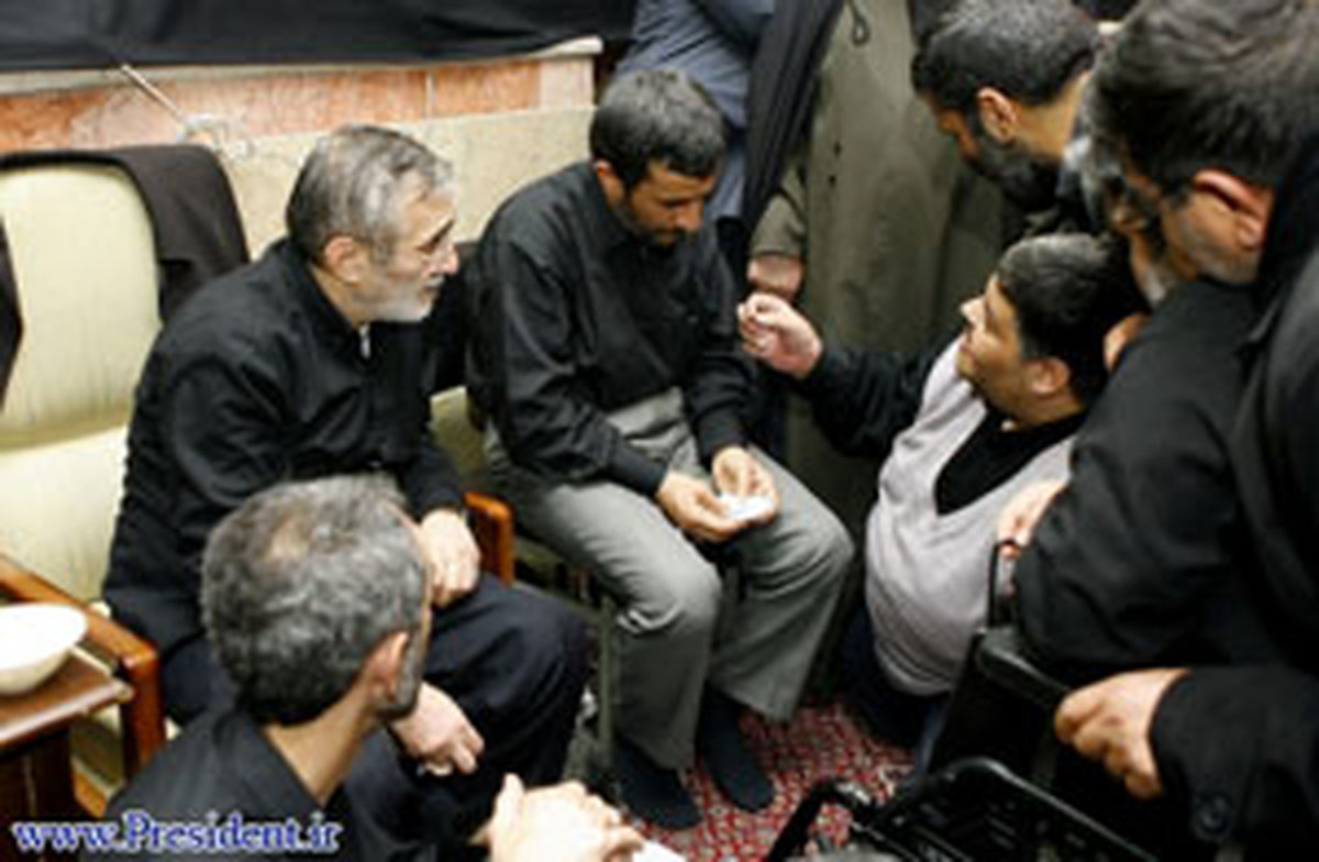 حضور سرزده احمدي نژاد در هیات حاج منصور