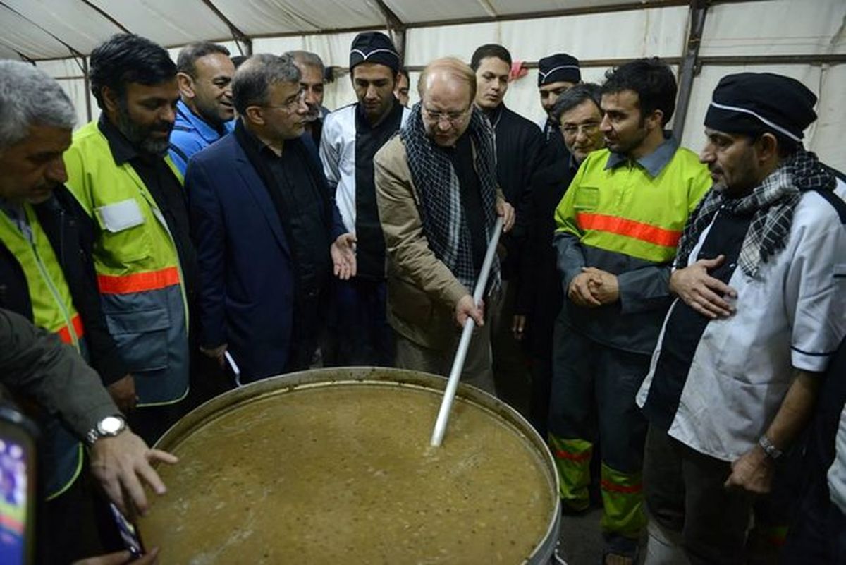 عکس: قالیباف پای دیگ نذری