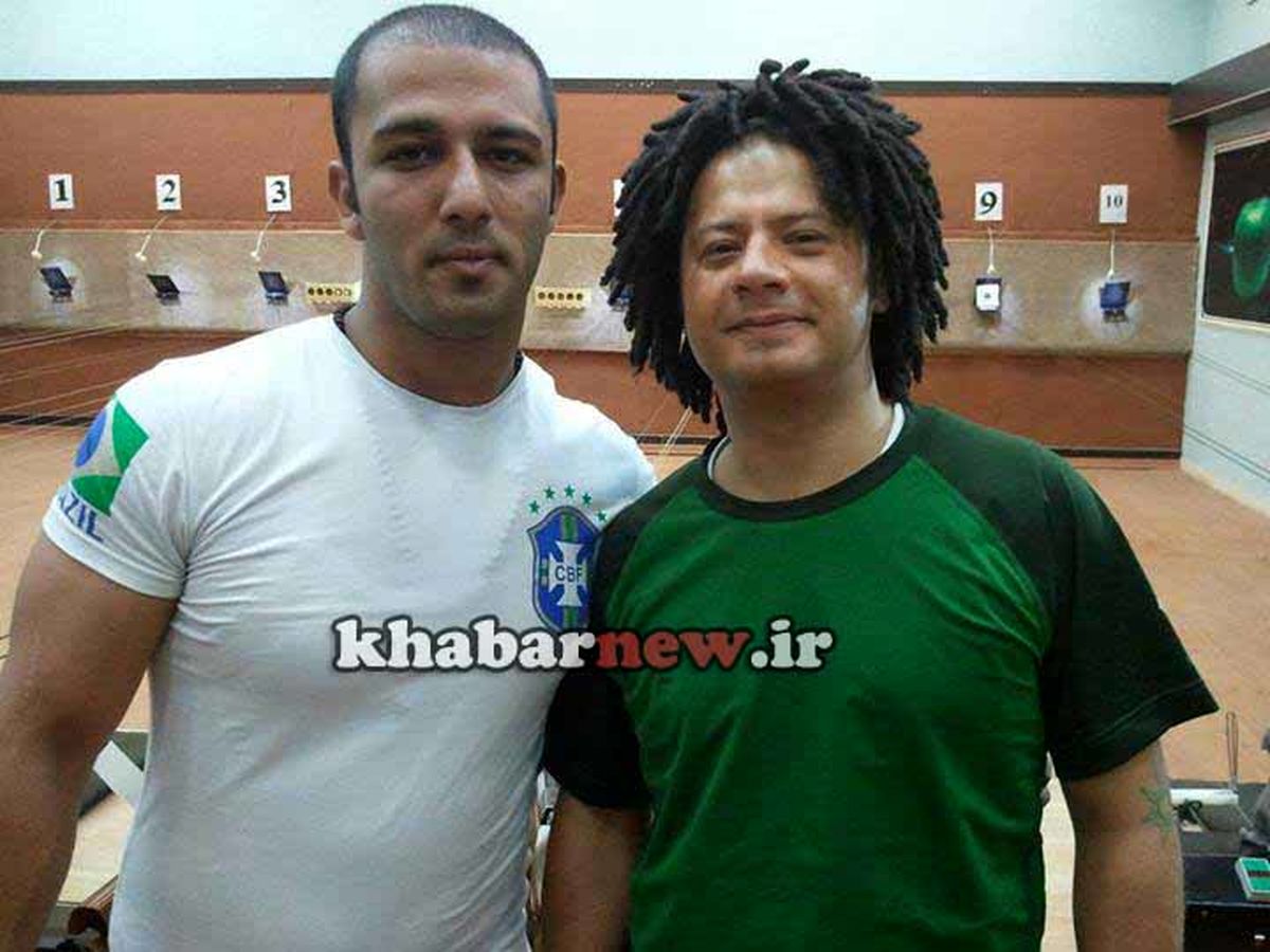 عکس جدید علی صادقی با موهای آفریقایی