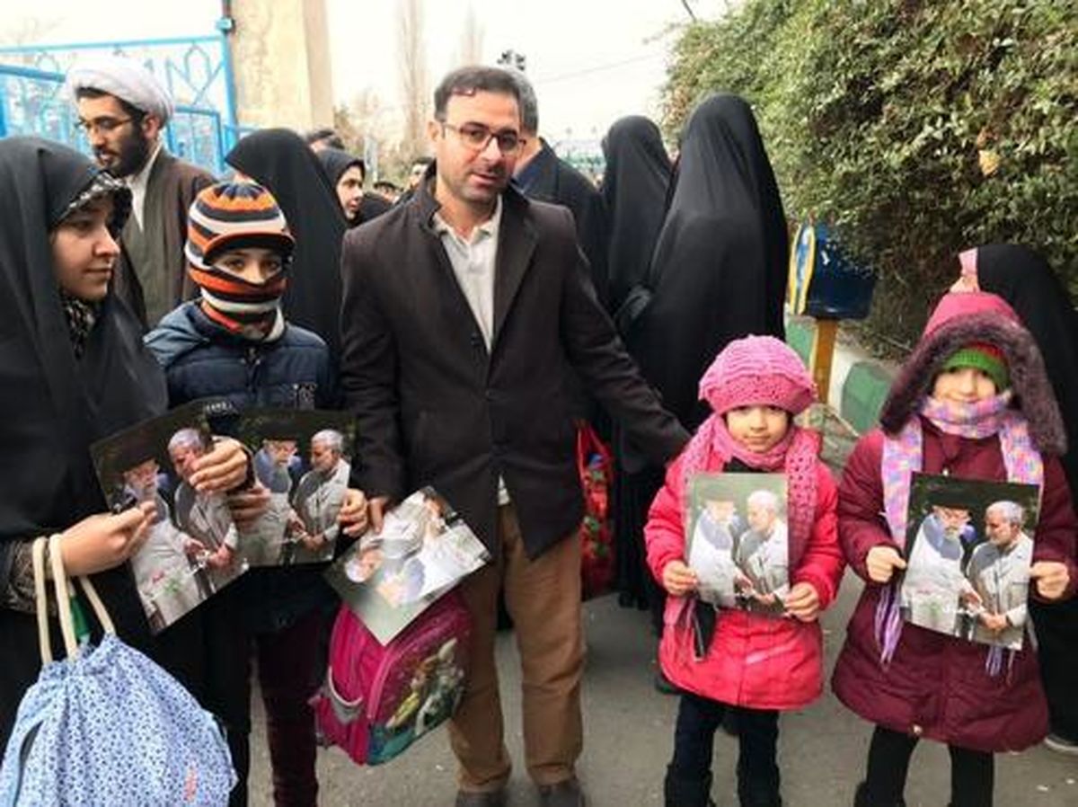 عکس: پلاکارد تصاویر سردار سلیمانی در دست نمازگزاران