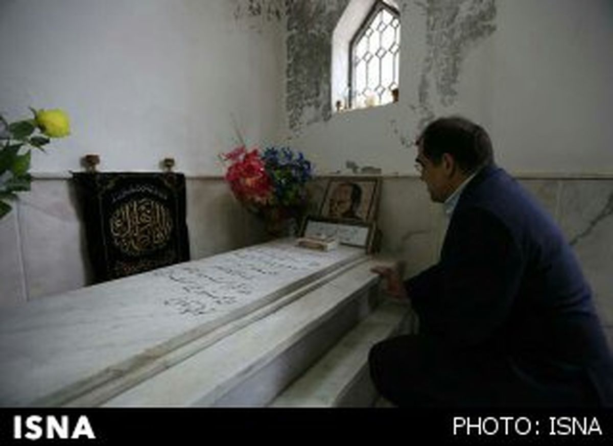 وزیر بهداشت بر مزار دکتر شریعتی+عکس
