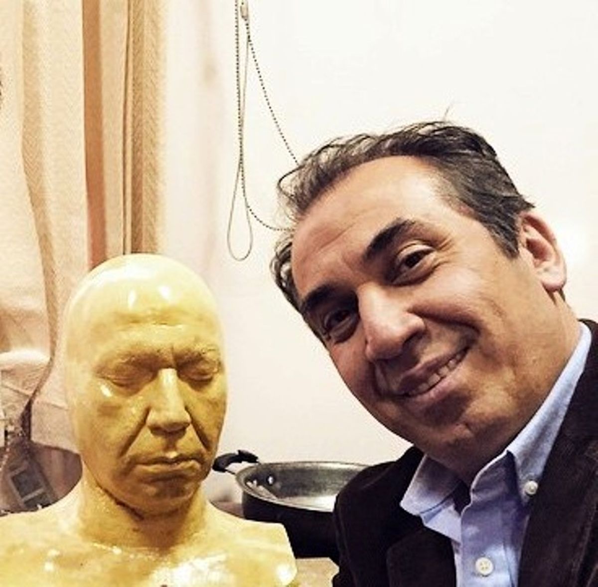 سیامک انصاری و مجسمه اش/عکس