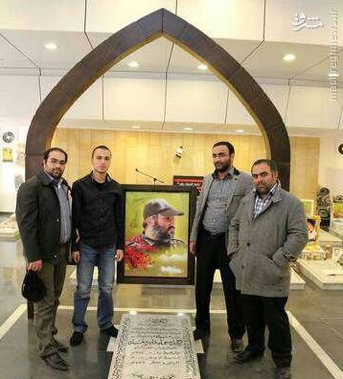 فرزند عماد مغنیه در کنار مزار پدرش/عکس