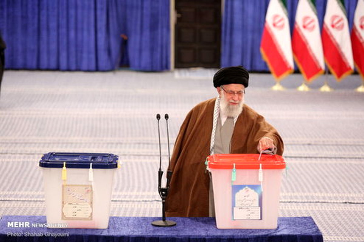 تصاویر: رهبر معظم انقلاب رای خود را به صندوق رای انداختند