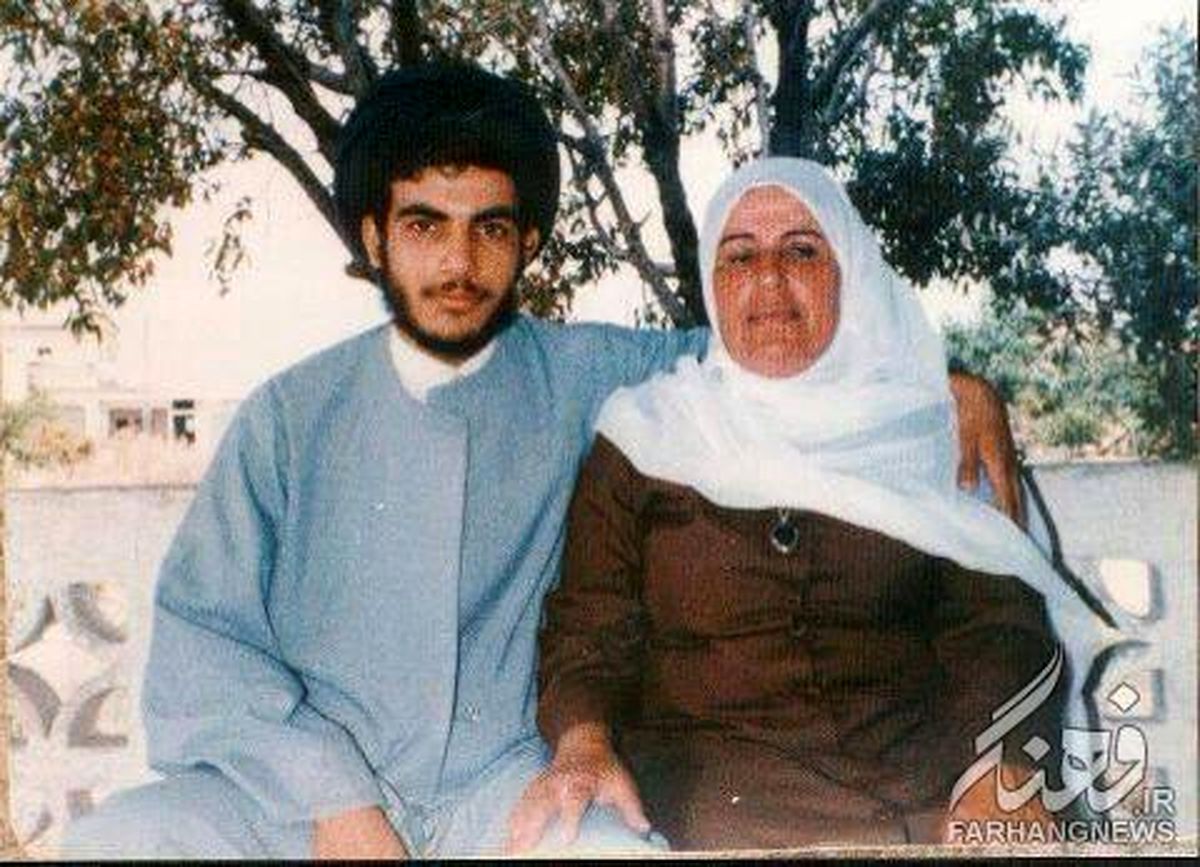 سید حسن نصرالله در کنار مادرش