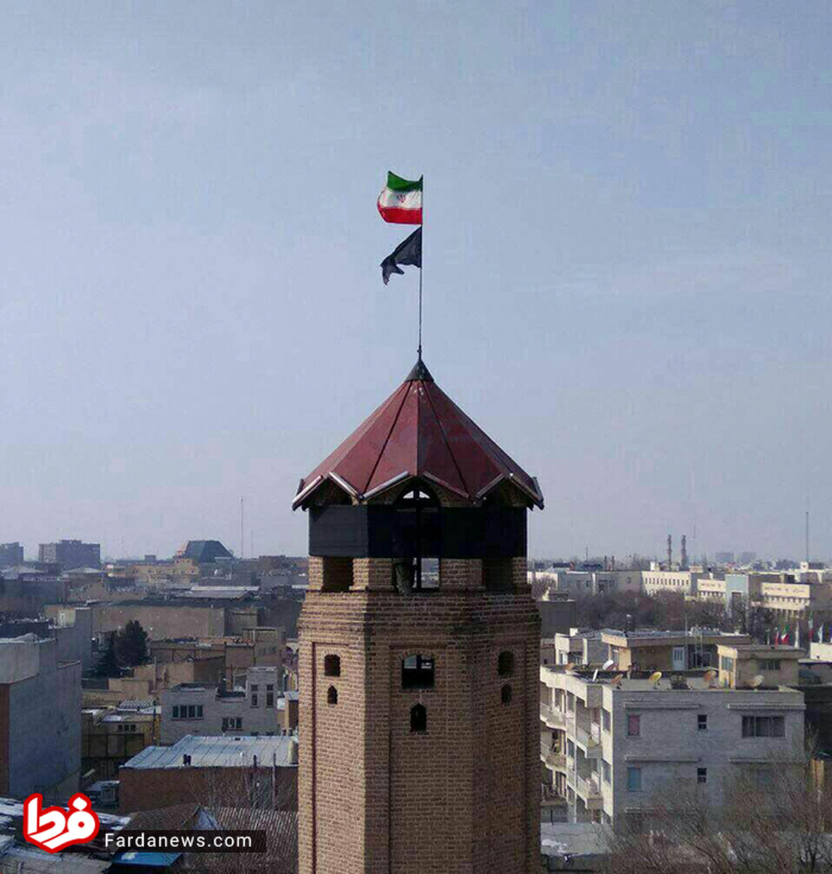عکس: پرچم عزا در قدیمیترین برج آتشنشانی کشور