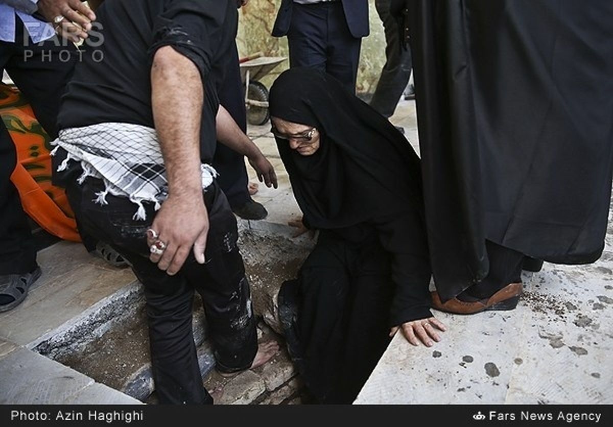 عکس/مادر شهید صبوری در قبر فرزندش