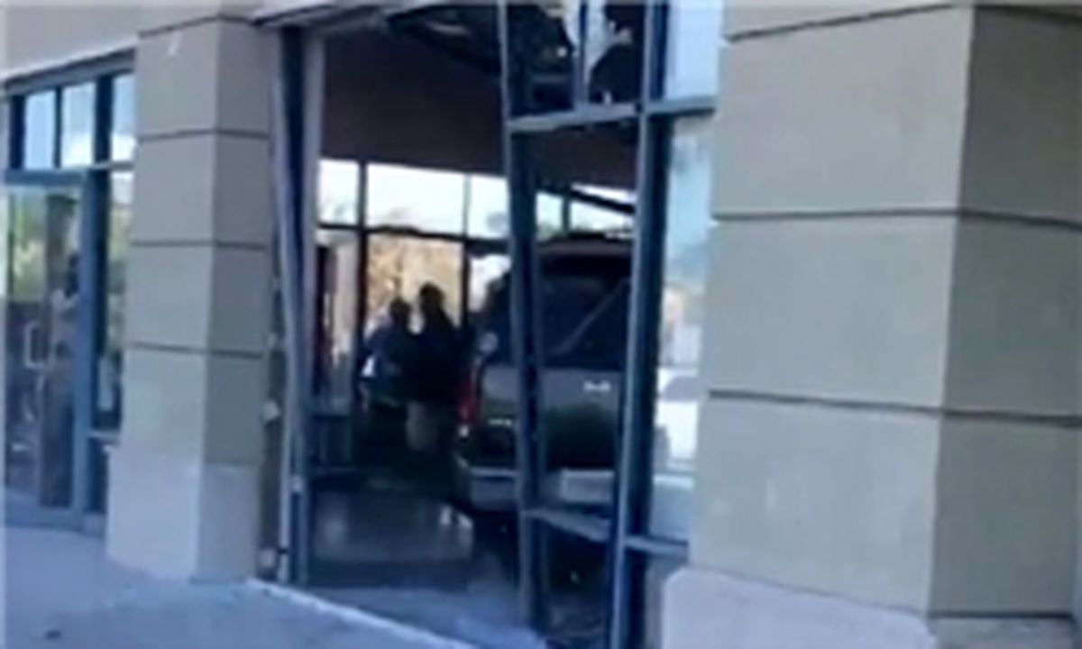 انتقام عجیب زن آمریکایی از فروشگاه تلفن همراه +عکس