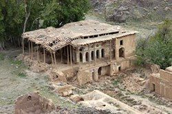 آتش به جان کاخ سرهنگ‌آباد زواره افتاد +عکس