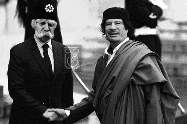 عکس یادگاری قذافی و بابا اتی!!