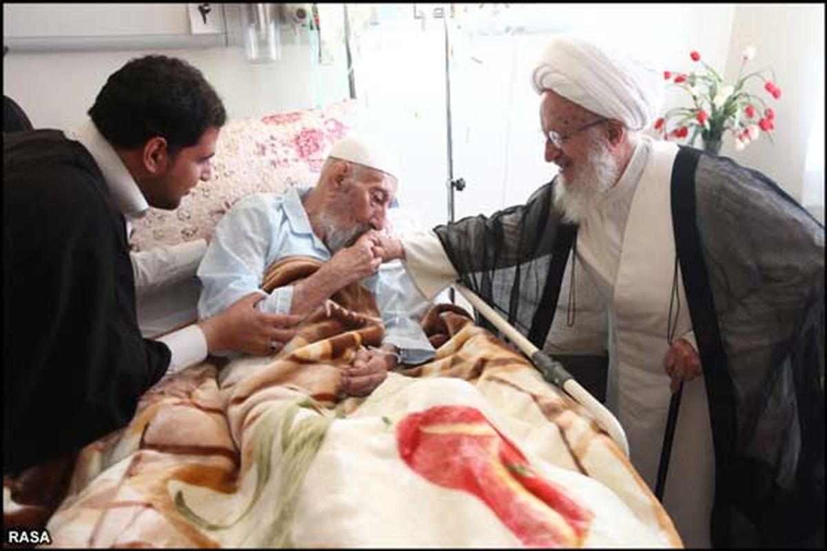 بوسه آیت‌ الله بر دست آیت الله