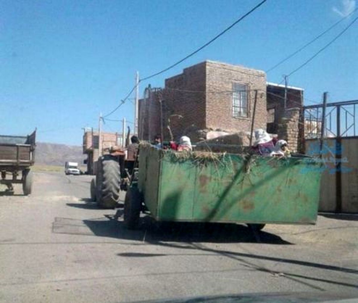 عکس: سرویس مدرسه متفاوت دانش آموزان در یک روستا!