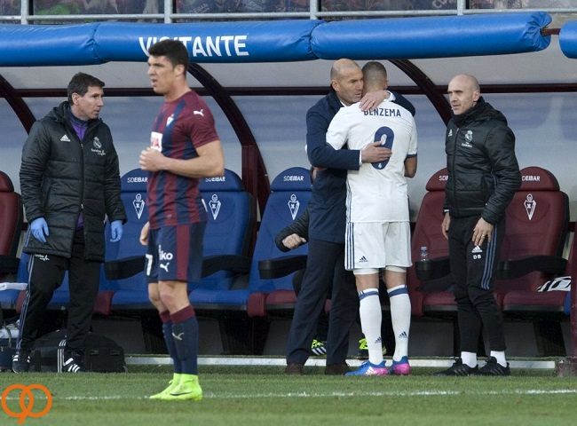 عکس: مهاجم فرانسوی در آغوش مربی فرانسوی