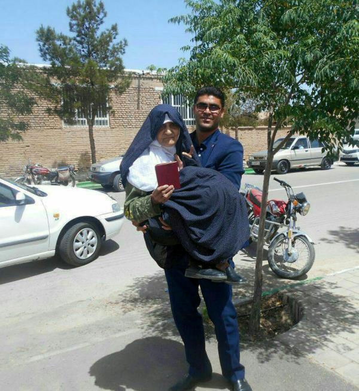 عکس: رای دادن مادر در آغوش فرزند!