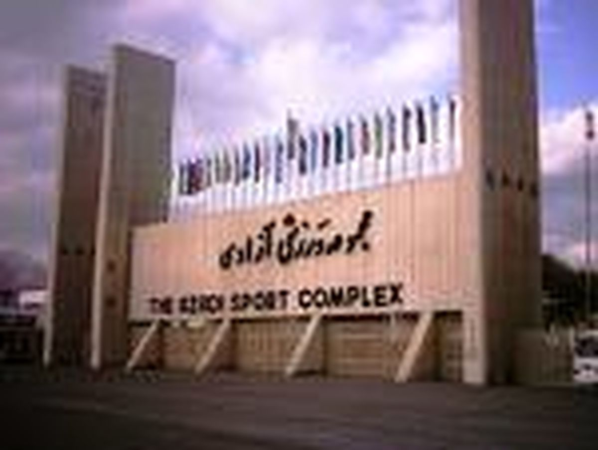 اخراج کارکنان کتک خورده از سارقان نقابدار استادیوم آزادی