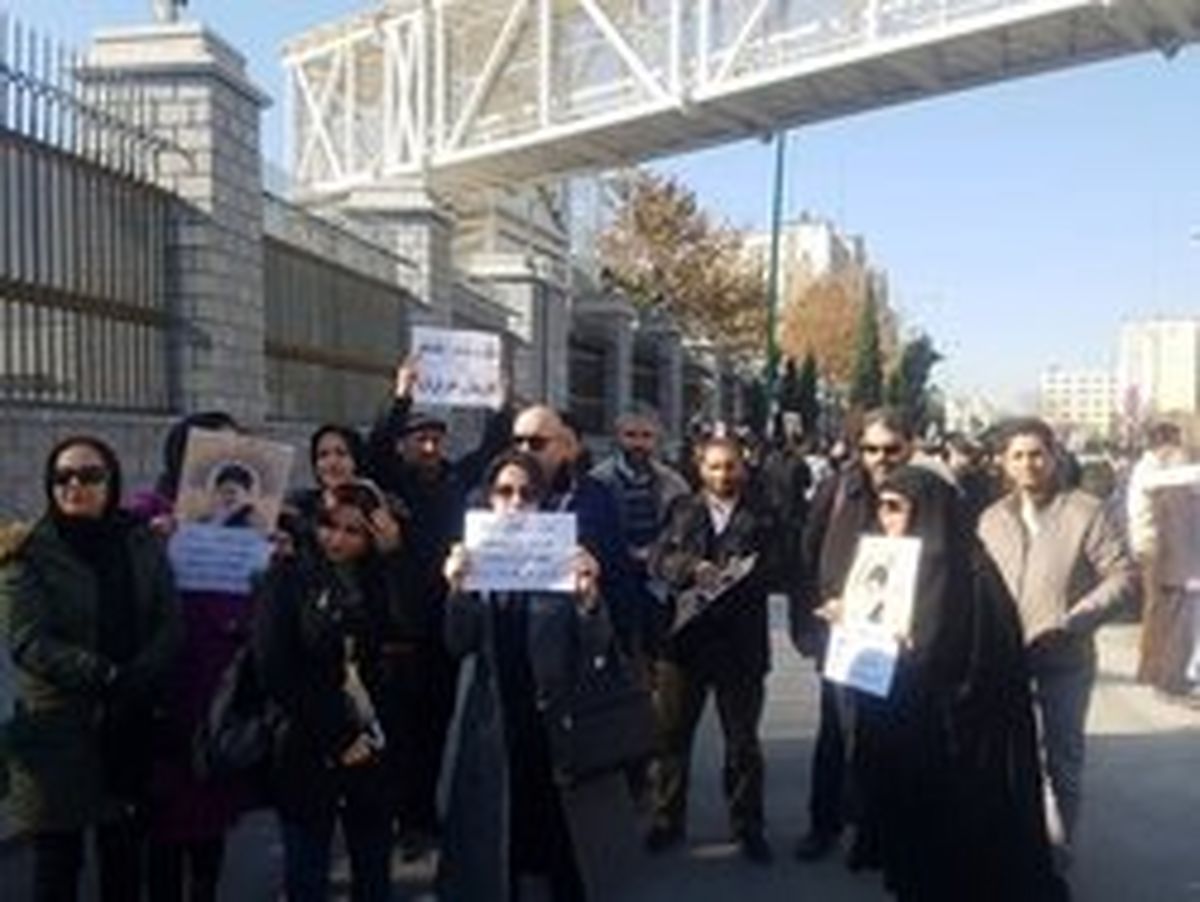 تجمع دوباره مشتریان رامکخودرو و نگینخودرو مقابل مجلس