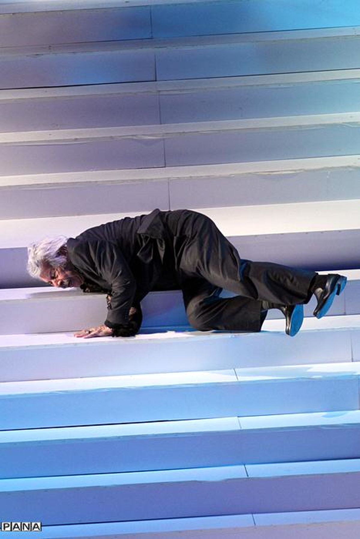 تصاویر/ زمین خوردن داوود رشیدی در افتتاحیه جشنواره فجر