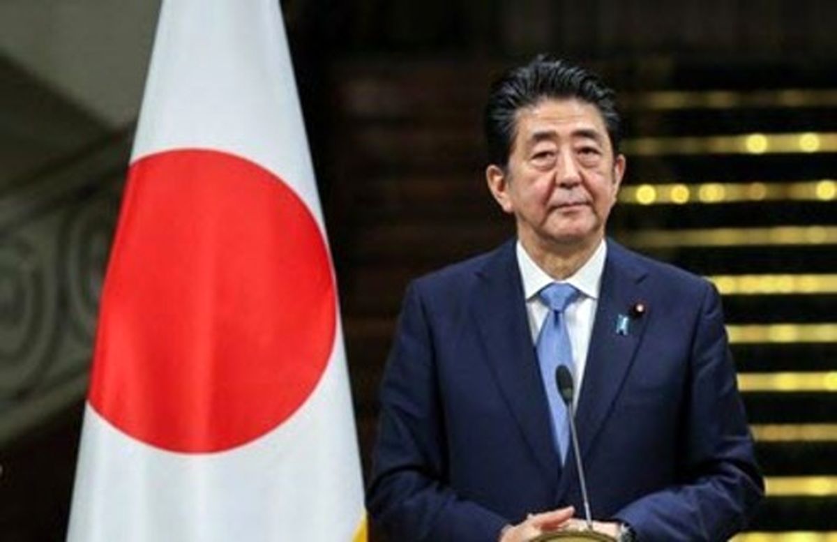 تصویری از کودکی آبه شینزو در آغوش مادرش