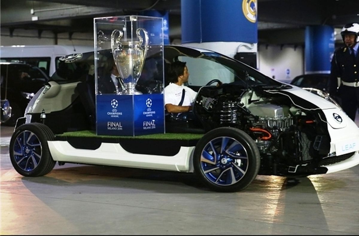 حمل جام قهرمانی با خودرو فوقالعاده مدرن +عکس